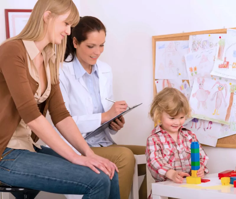 psychologist and family during an autism diagnostic test